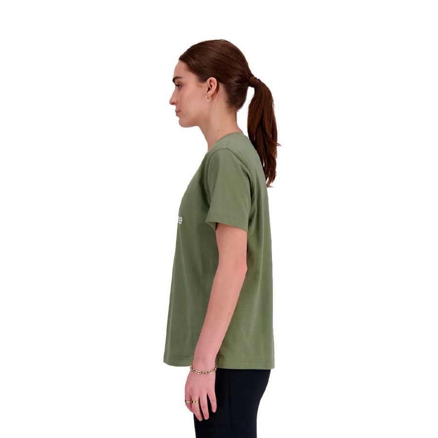 t-shirt-vert-avec-logo-empile