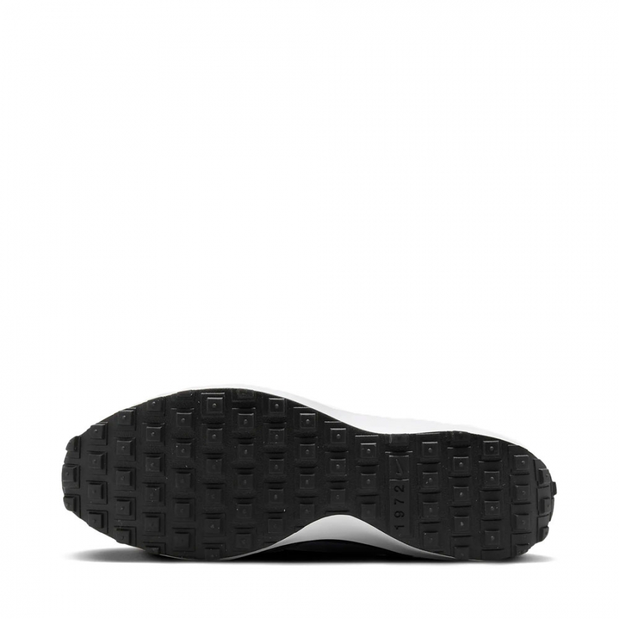 waffle-debut-schwarze-sneakers