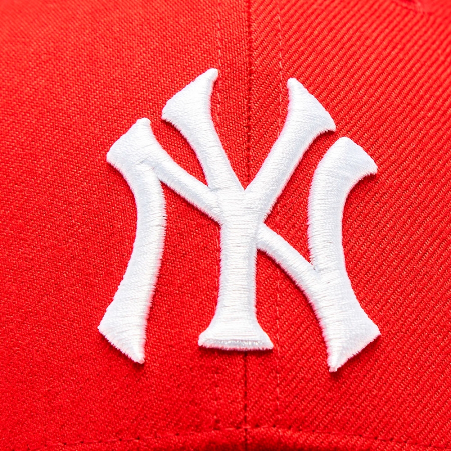 casquette-rouge-des-yankees-de-new-york