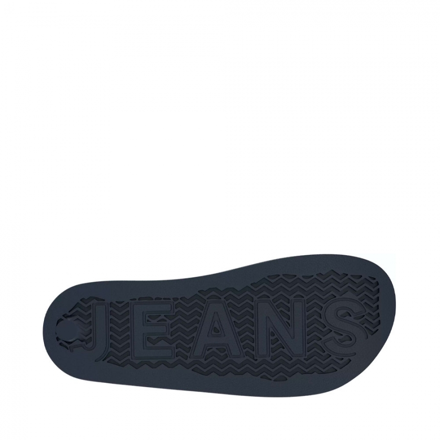 tongs-essentiels-de-piscine-flag