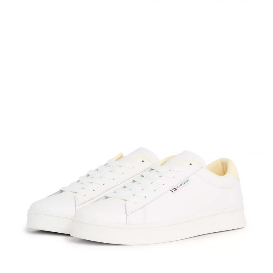 low-leather-sneakers-with-patch