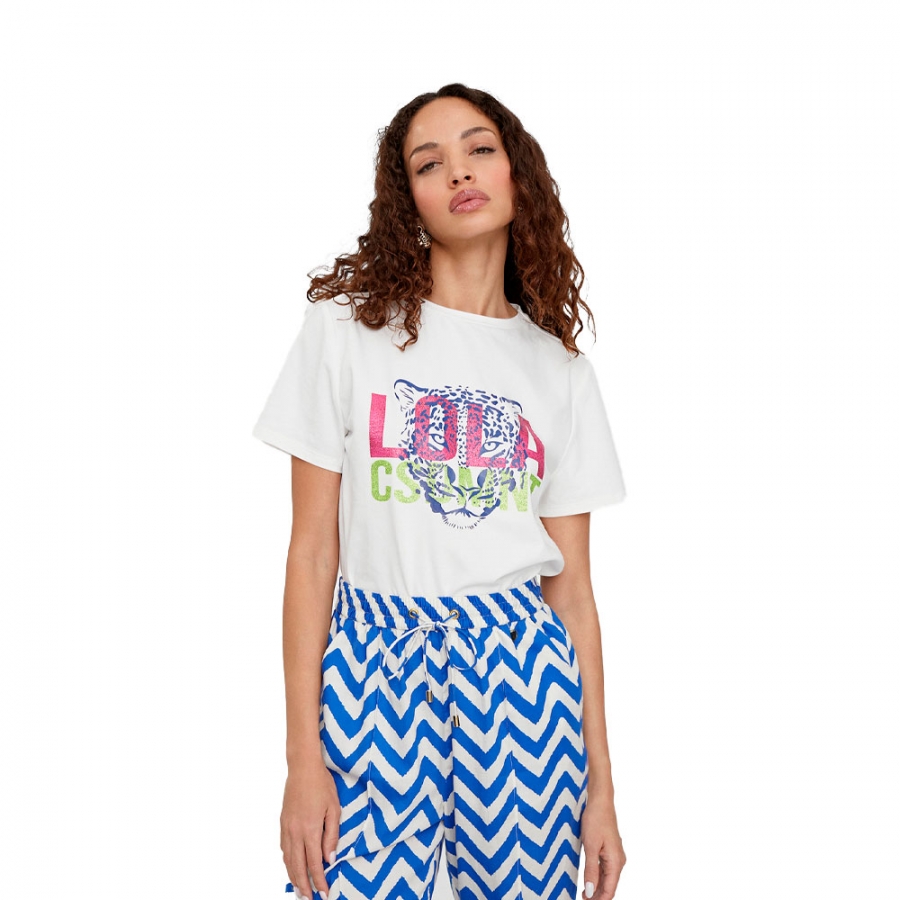 positioniertes-t-shirt-mit-lola-print