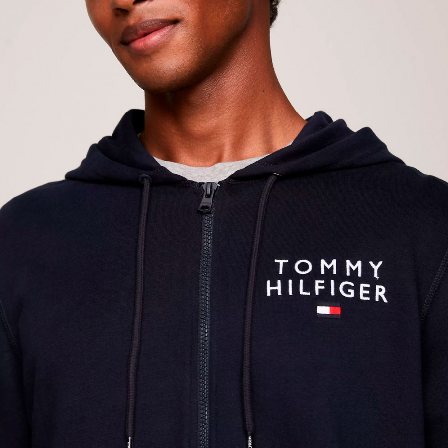 sweatshirt-com-capuz-e-logotipo