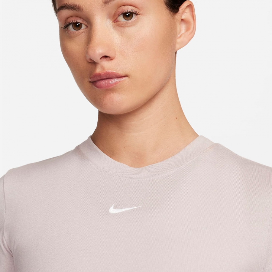 sportswear-essential-t-shirt-mit-passform