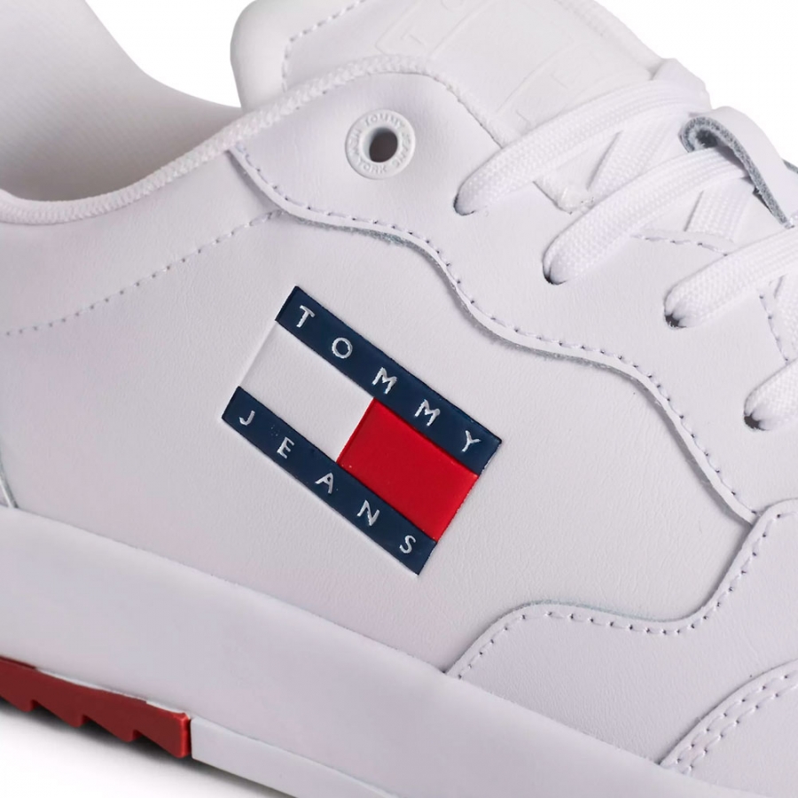 sneakers-essenziali-con-suola-denti-e-logo