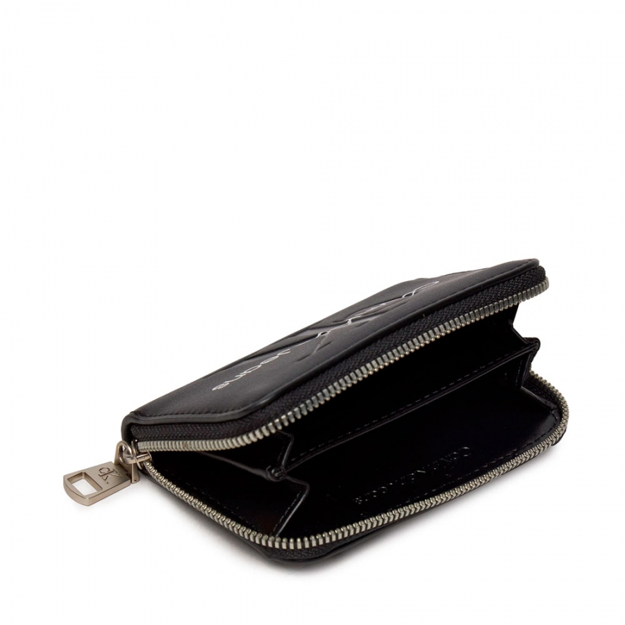 cartera-sculpted-med-zip-around-mono