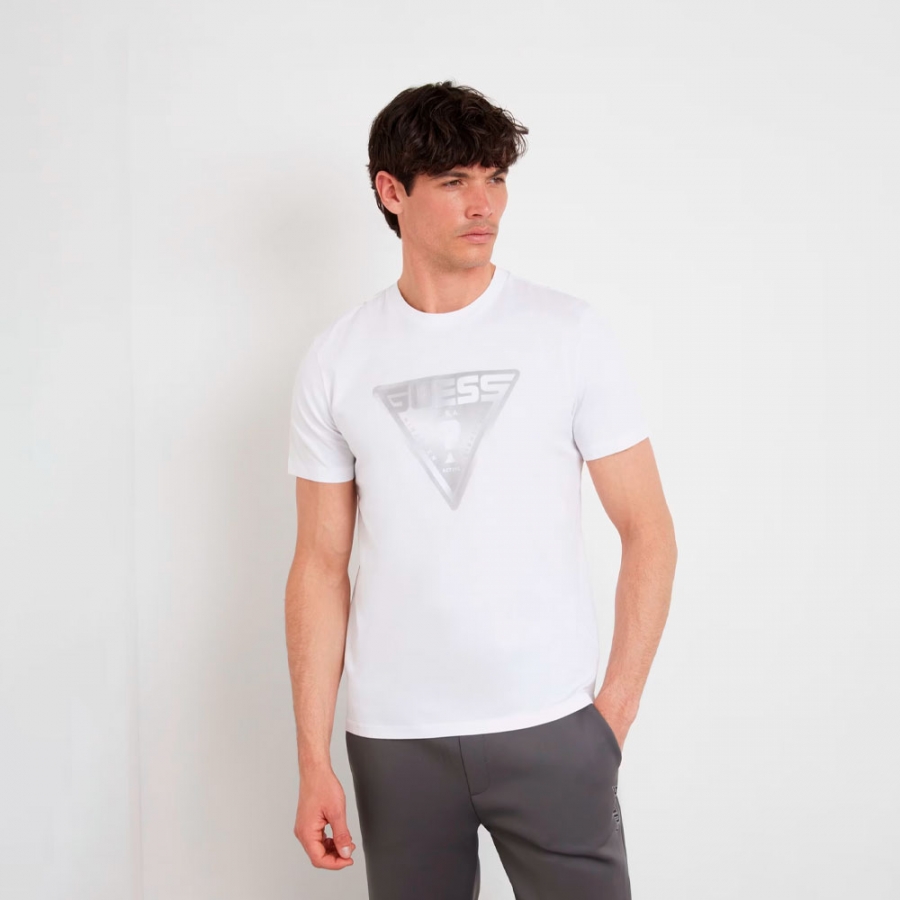 t-shirt-com-logotipo-triangulo-frontal