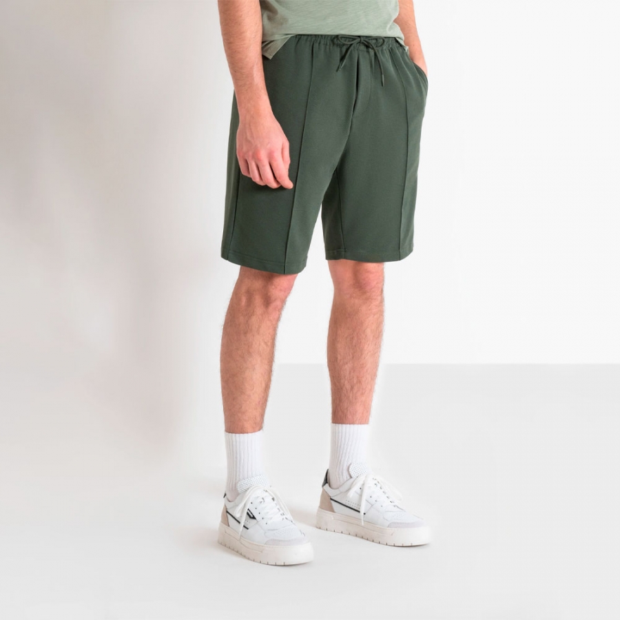 shorts-de-gabardina-en-corte-carrot-con-placa-del-logotipo