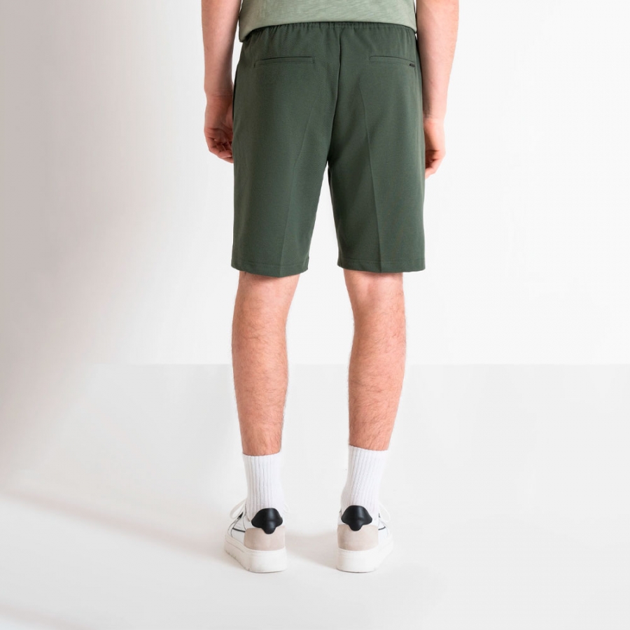 shorts-in-gabardina-taglio-carota-con-targa-logo