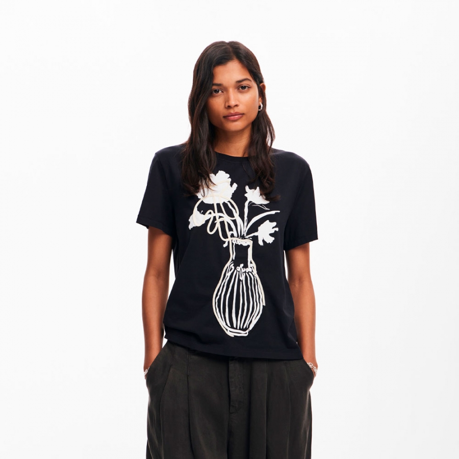 plain-shadow-t-shirt-with-vase