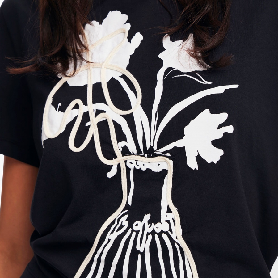 einfaches-shadow-t-shirt-mit-vase