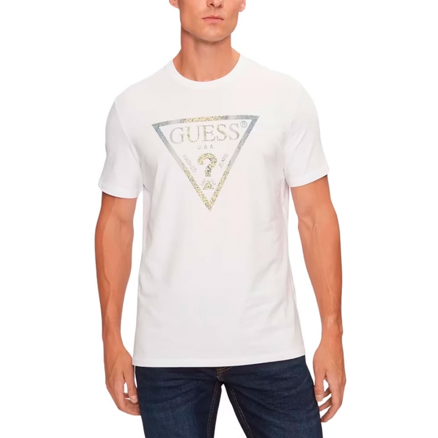 t-shirt-com-logotipo-triangulo