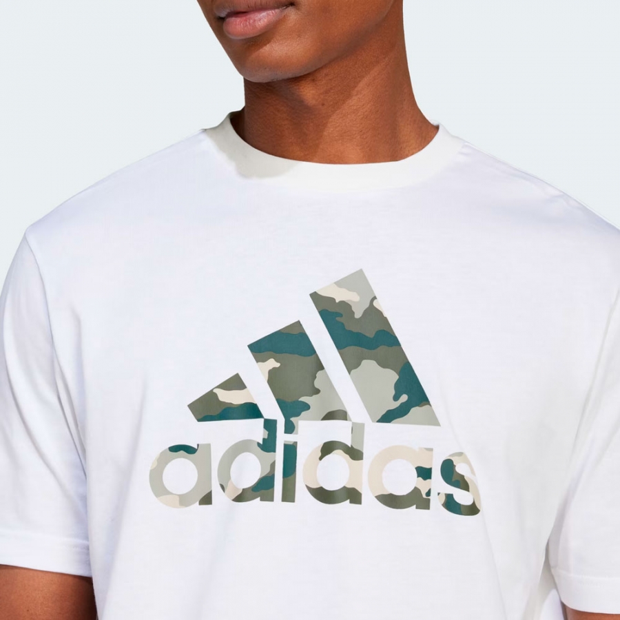 t-shirt-grafica-con-distintivo-sport-camo