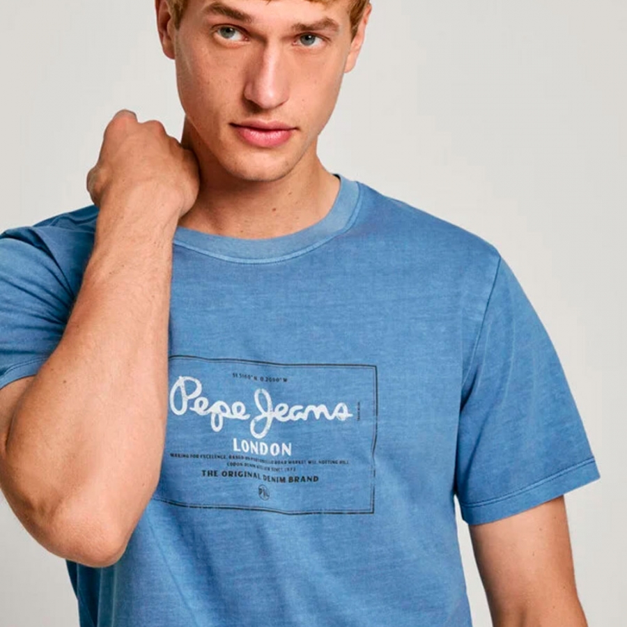 t-shirt-com-logotipo-impresso-regular-fit