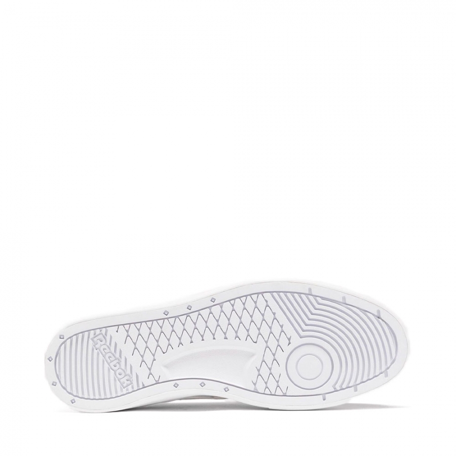 sneakers-court-advance-audacieux