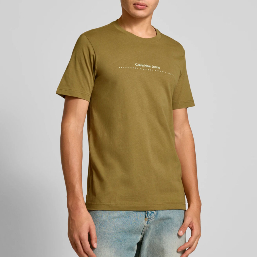 t-shirt-avec-logo-minimaliste