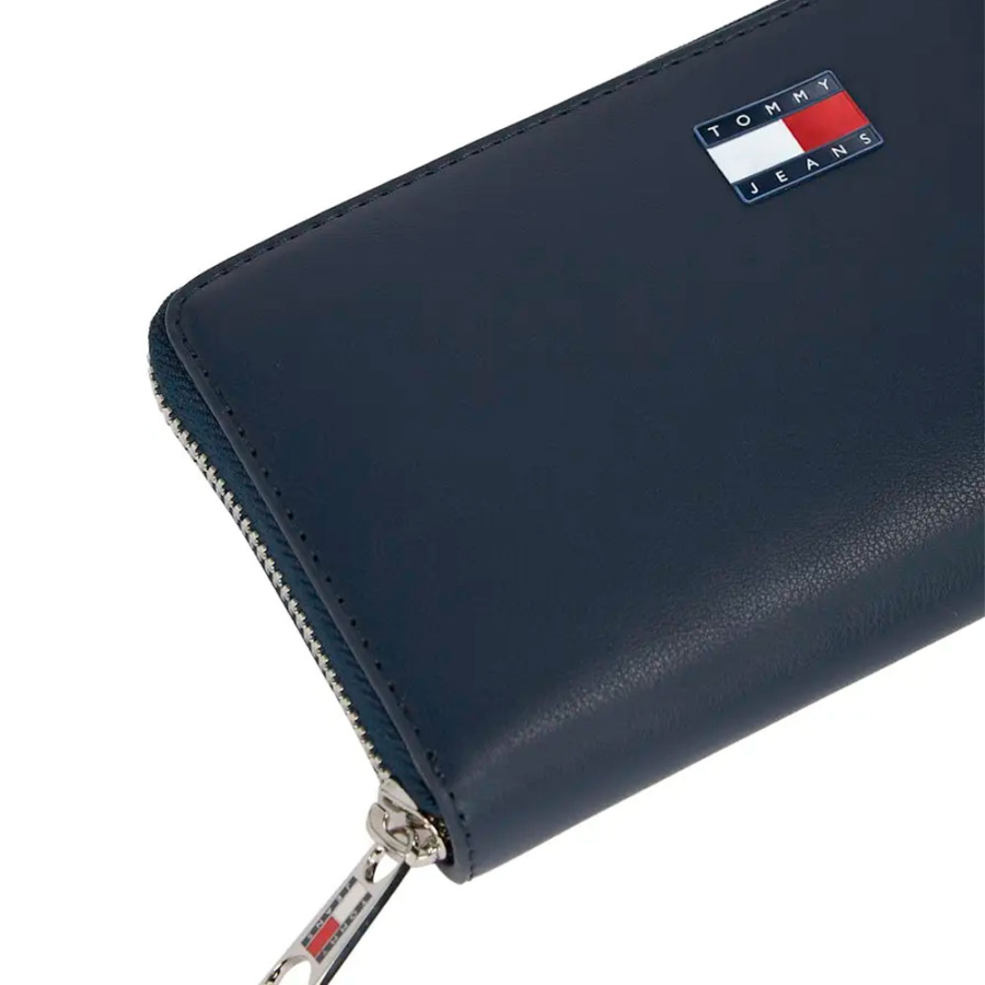 essential-wallet-with-zip-and-logo