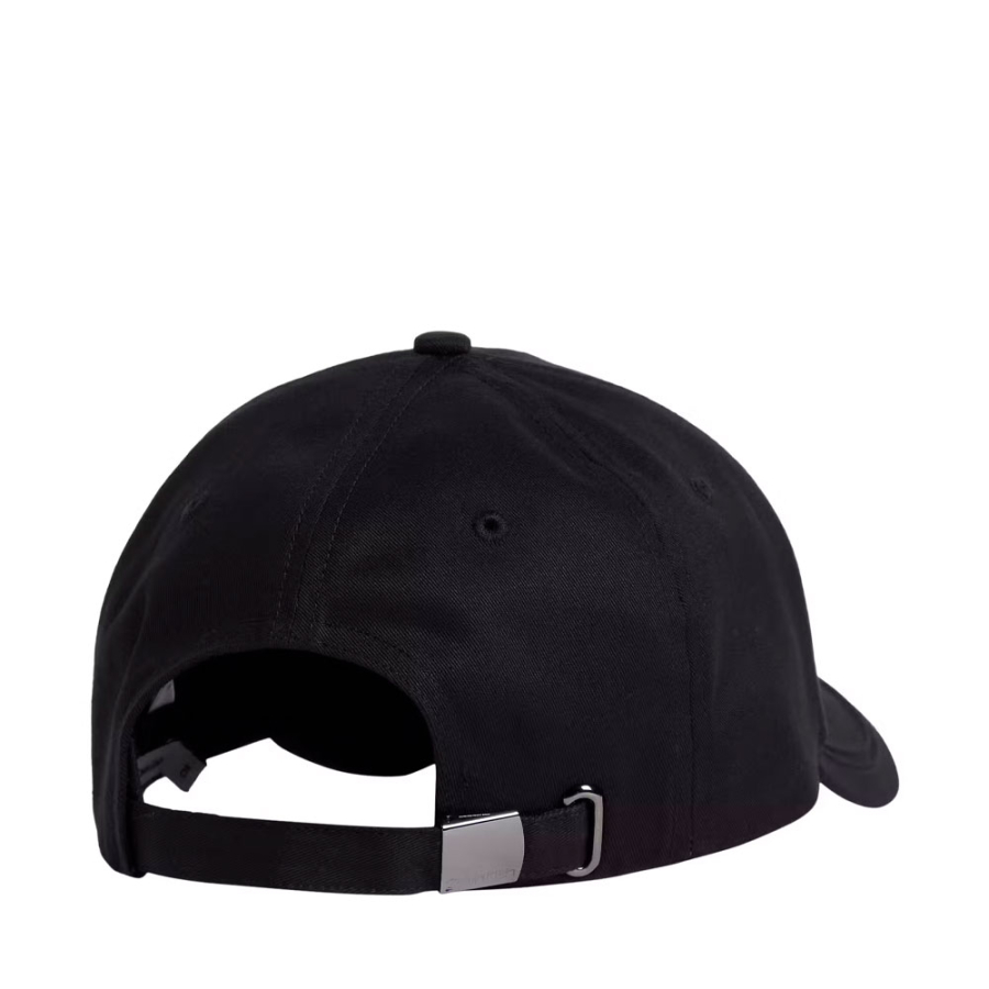 casquette-avec-logo-metallique