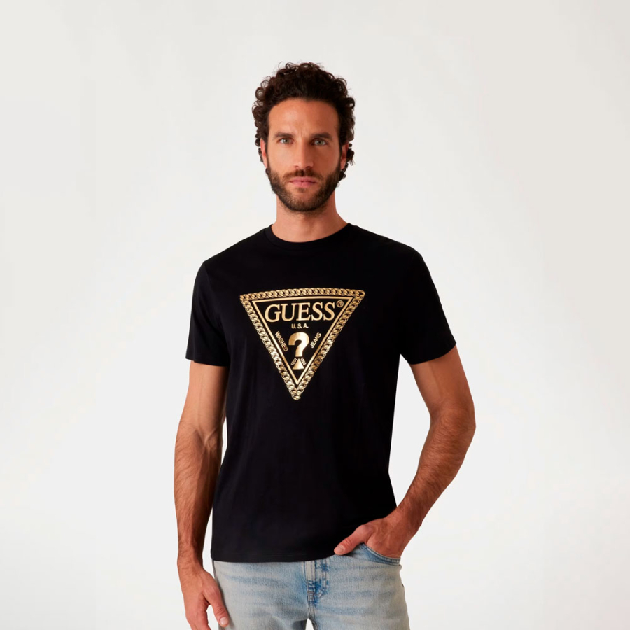 t-shirt-com-logotipo-triangulo-de-corrente