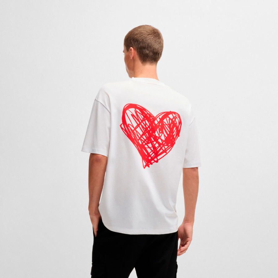 t-shirt-en-maille-avec-illustration-coeur