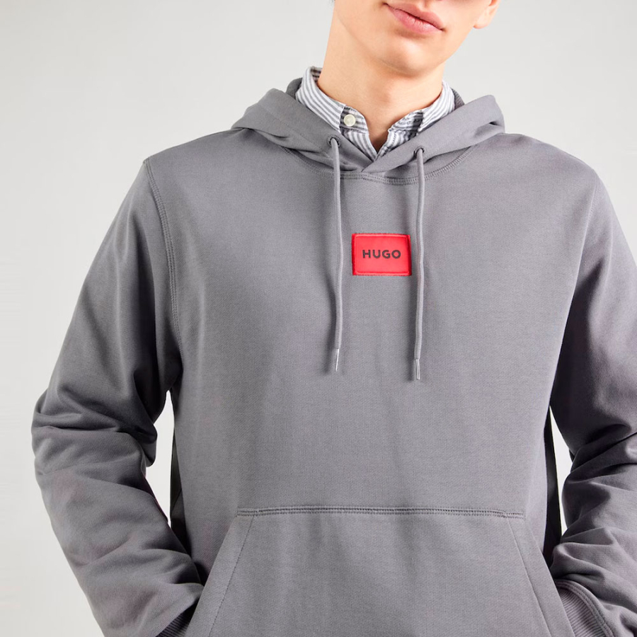 hoodie-mit-logo-etikett