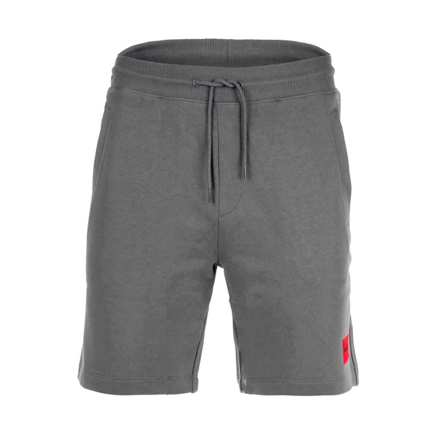 shorts-mit-rotem-logoetikett