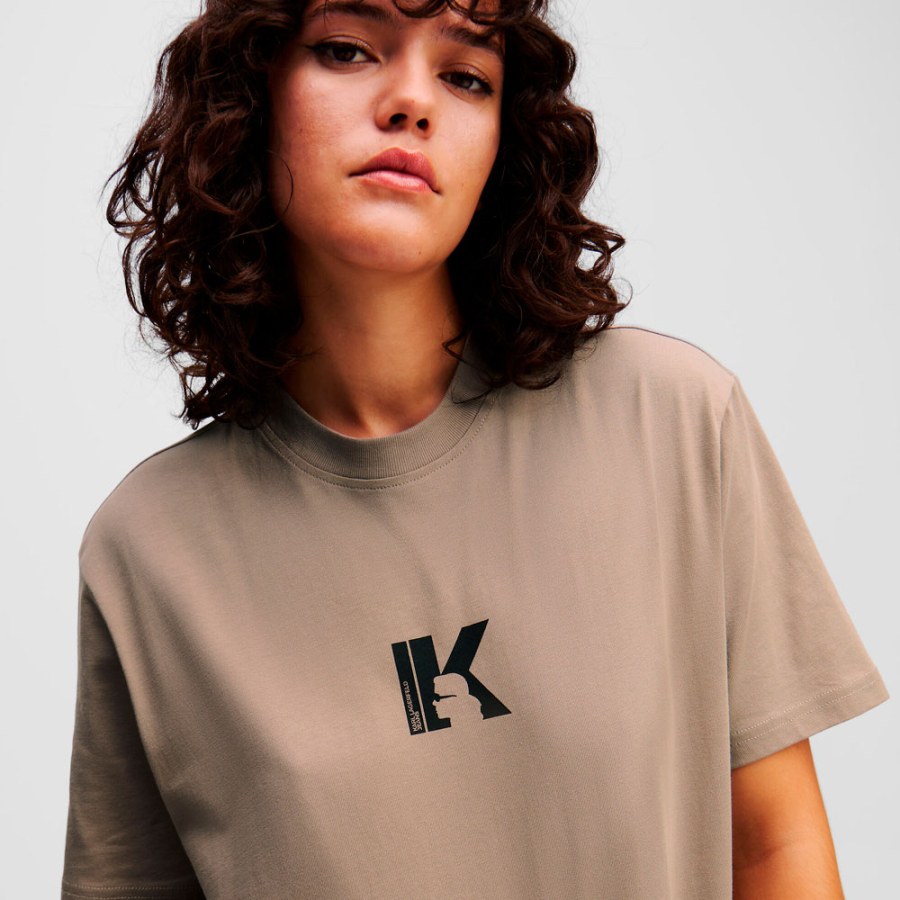 camiseta-con-logotipo-k