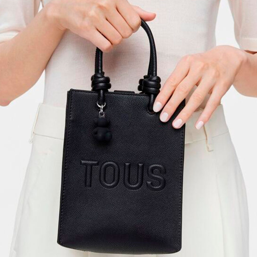 mini-bolso-pop-negro-con-charm-de-oso-tous