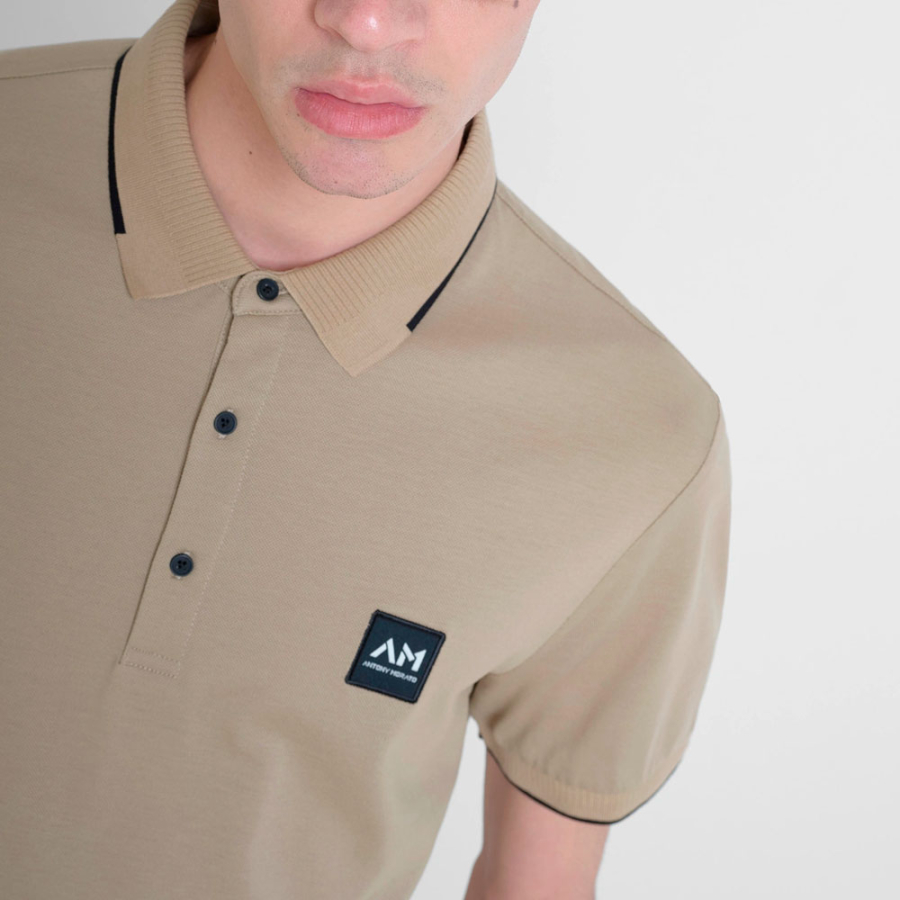 polo-regular-fit-com-logotipo-em-tecido